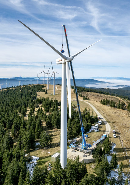 Stable and strong in the wind – Liebherr power hits the road